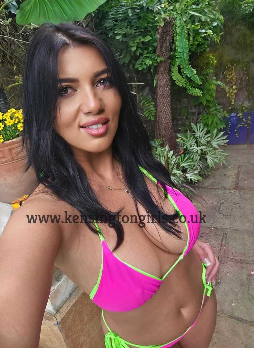 Evelyn - 25yo - Italian Escort